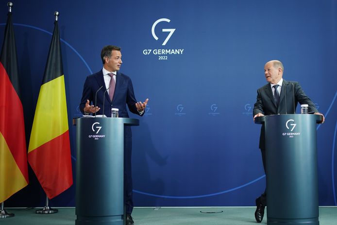 Premier Alexander De Croo en de Duitse bondskanselier Olaf Scholz op een persconferentie in Berlijn.