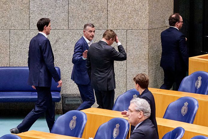 De Nederlandse minister voor Medische Zorg Bruno Bruins (VVD) werd onwel tijdens een debat over de ontwikkelingen rondom het coronavirus.
