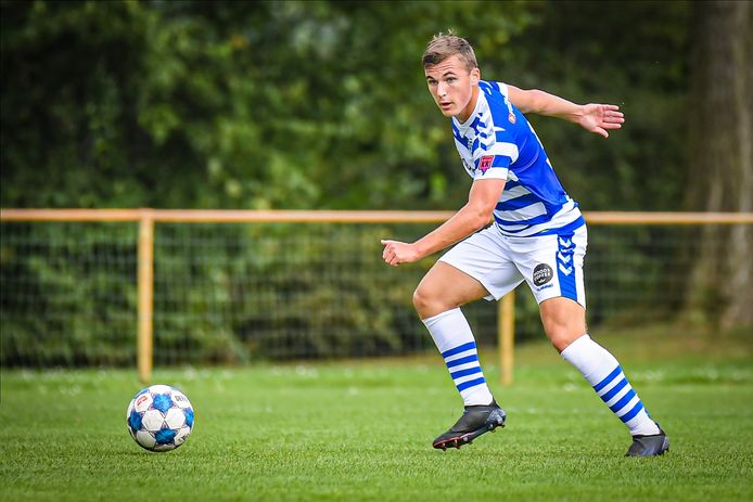 Een jeugdspeler van De Graafschap met op zijn linkermouw de badge #TegenKK.