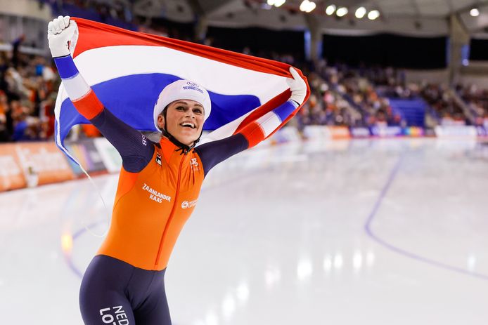 Irene Schouten valt, maar snelt alsnog naar WK-goud op massastart ...