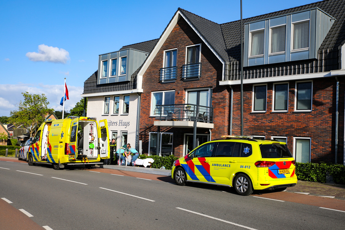 Een man kwam door nog onbekende oorzaak hard ten val op de Hoofdstraat in Loenen.