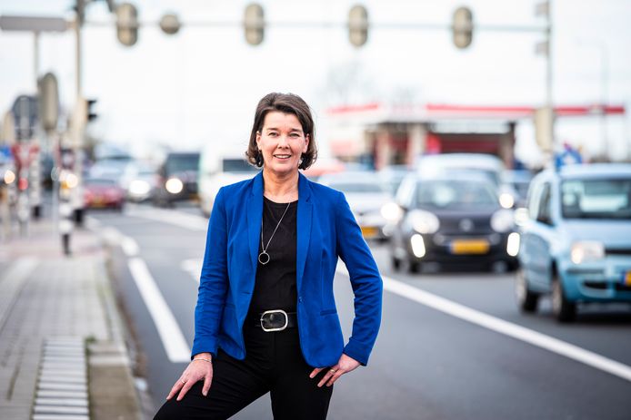 Anja de Rijk uit Leimuiden gaat, in een huis opgesloten, de hele dag mensen bellen voor steun aan het Adamas inloophuis in haar dorp.