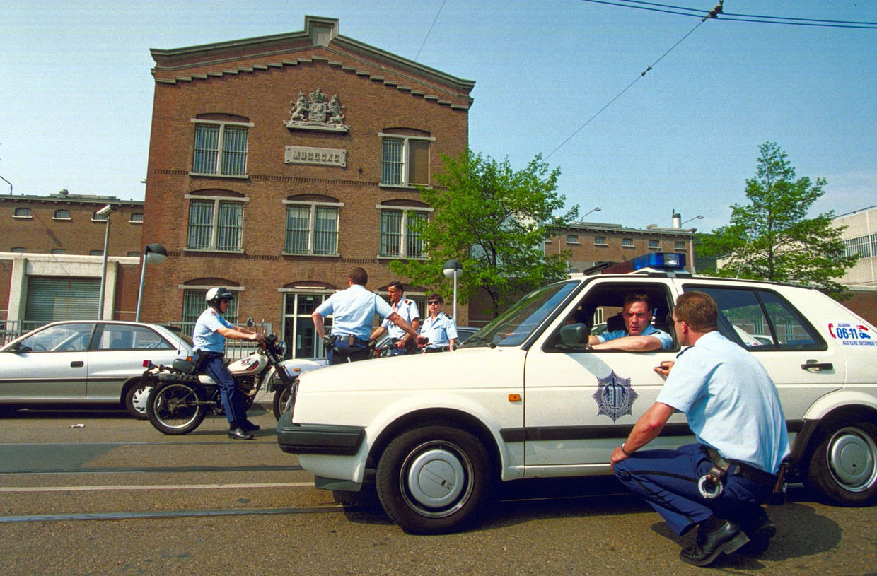 Petugas polisi berkumpul pada tahun 1993 setelah pembobolan penjara di Havenstraat di Amsterdam.  Gambar Foto Frans van der Linde / ANP