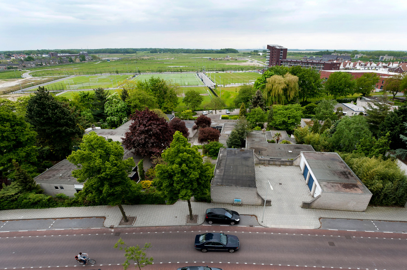 Sportpark De Markiezaten, gezien vanaf de Augustalaan. In de lege ruimte ten zuiden van de voetbalvelden moet Meander II tot ontwikkeling komen, in 2020 en 2021 te beginnen met een buurtje met zo'n 80 woningen die ontwikkelaar BPD wil realiseren.
