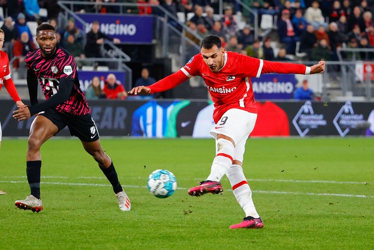 AZ-spits Vangelis Pavlidis maakt zaterdag tegen FC Utrecht een van zijn drie doelpunten. Beeld DeFodi Images via Getty Images