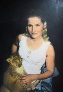 Germaine Gilis toen ze nog een jong meisje was, nota bene in het gezelschap van een leeuwenwelp.