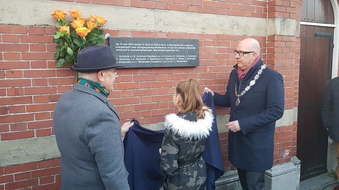 Pawo Winterstein (links) kinderburgemeester Kaleisha en burgemeester Jack Mikkers onthulden de plaquette