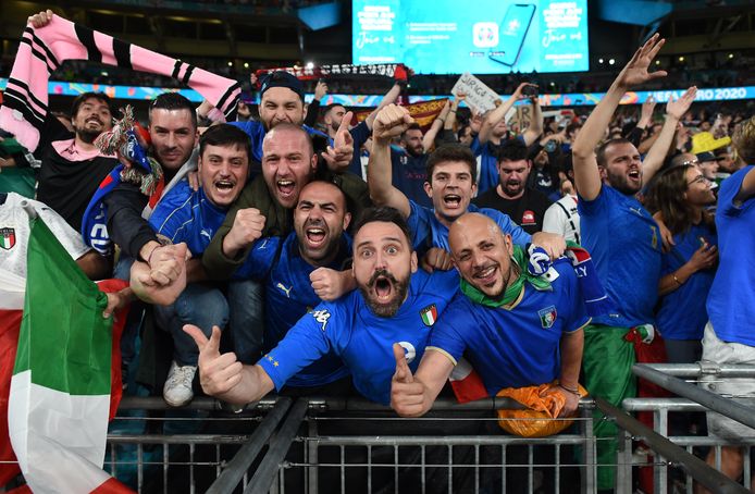 Italiaanse fans gaan uit hun dak na de Europese titel.