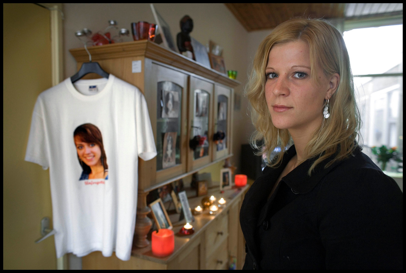 Jacqueline Beemsterboer heeft in haar huiskamer een altaar voor haar vermoorde zus gemaakt.