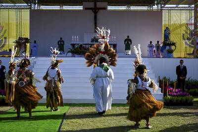 Pope celebrates mass for 35,000 faithful in Papua New Guinea