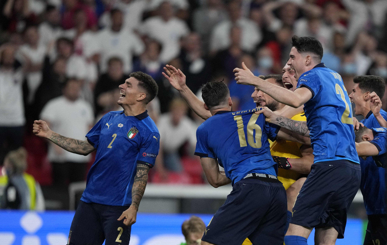 L'Italia festeggia la vittoria agli Europei di calcio.  Foto dell'Agenzia France-Presse
