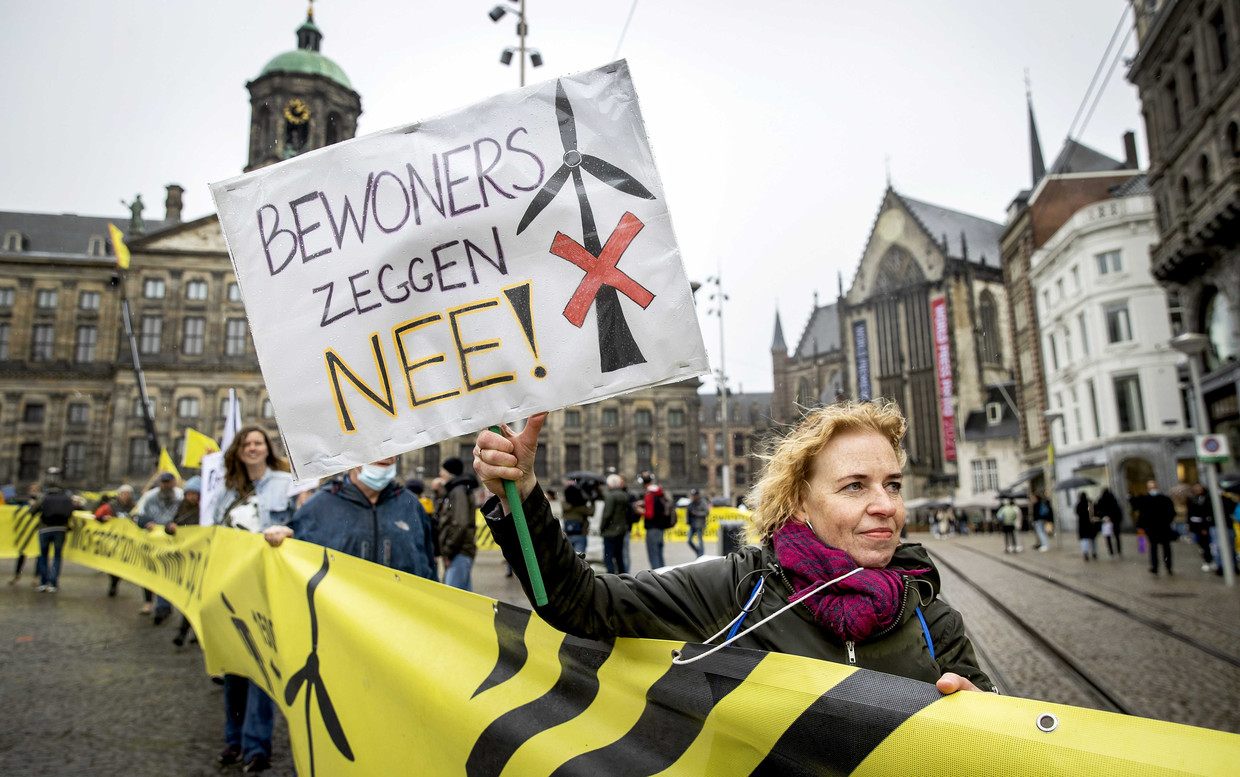 Tegenstanders van de komst van windturbines in de buurt van woningen voeren actie op de Dam.  Beeld ANP