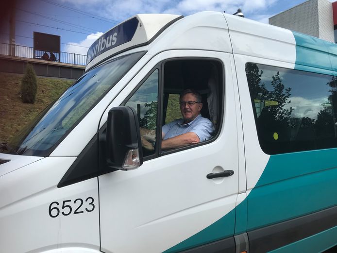 Kees Oomen uit Nederhemert is net begonnen als buurtbuschauffeur.
