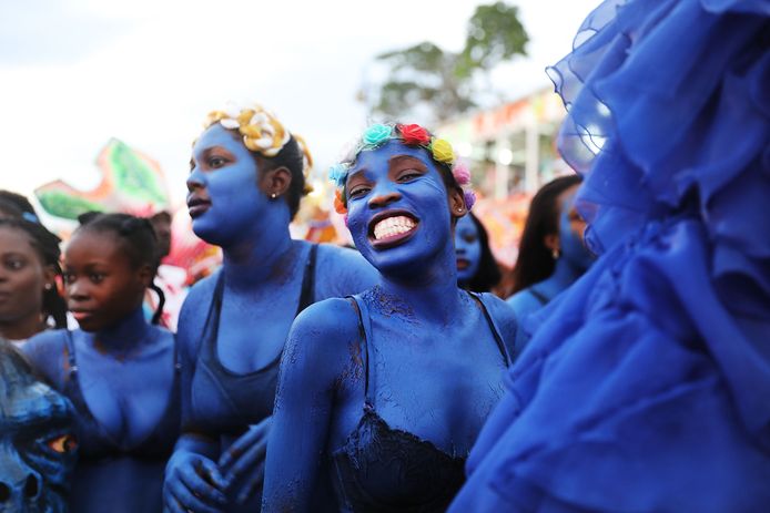 Carnavalvierders tijdens hun optocht door de straten van Port-au-Prince in Haïti. Foto Spencer Platt