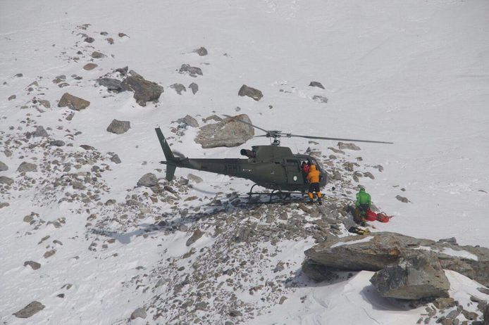 De Franse bergbeklimster wordt met een helikopter geëvacueerd.