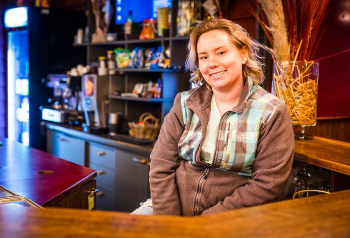 Patricia van Riemsdijk in de bar van manege de Mustang in Zuid-Beijerland.