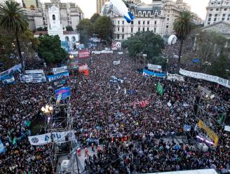 Honderdduizenden Argentijnen de straat op uit protest tegen harde bezuinigingen regering Milei