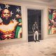 Floyd Mayweather showt in zijn nieuwe optrekje van 21 miljoen euro een megaportret van... Conor McGregor