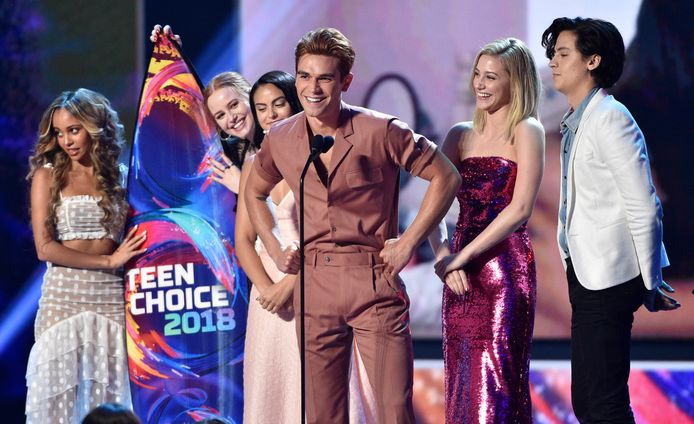 De Riverdale cast neemt de Teen Choice Award voor beste drama serie in ontvangst.