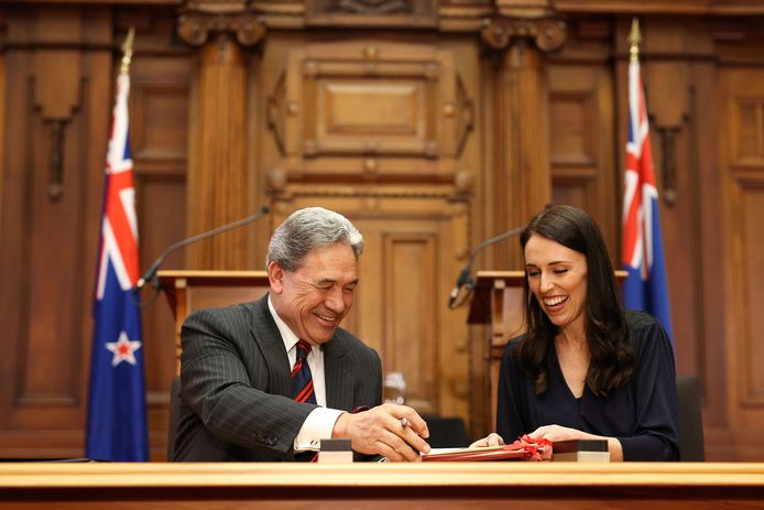 De Nieuw-Zeelandse premier Jacinda Ardern (rechts) en haar vicepremier Winston Peters die tijdens haar moederschapsverlof van zes weken haar rol als premier tijdelijk overneemt.