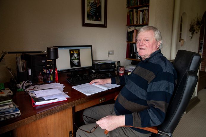 Herman Kampman terwijl hij bezig is met zijn boek.