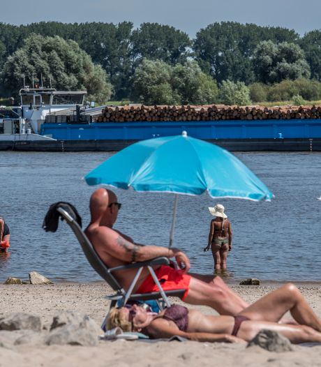 Genieten op de tijdelijke strandjes bij Tiel, maar Rijkswaterstaat waarschuwt: ‘Ga het water niet in’