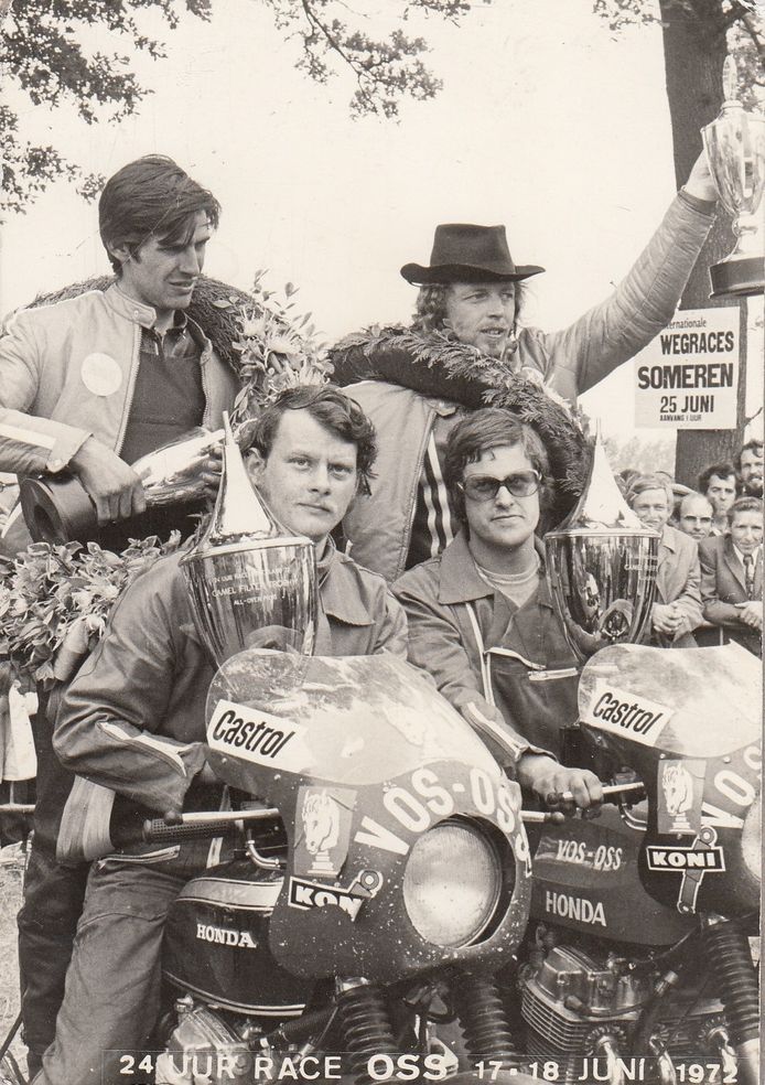 De winnaars van de 24 Uur van Oss in 1972 (vlnr): Harrie van der Kruijs en Tonny van Schijndel (met hoed), achterop bij de monteurs Jack Twigt en Dik Klerk.
