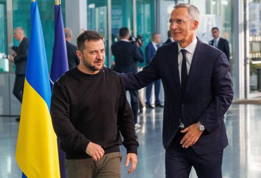 De Oekraïense president Volodymyr Zelensky en de NAVO-secretaris-generaal Jens Stoltenberg bij aanvang van de NAVO-top in Brussel. 