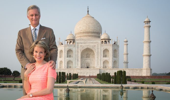 Koning Filip en koningin Mathilde voor de Taj Mahal in India. Dat vijfdaagse staatsbezoek werd de  grote slokop in het budget, want ook tal van vertegenwoordigers reisden mee.