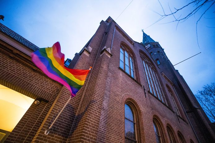 Een regenboogvlag hangt uit bij de Oranjekerk in Amsterdam.