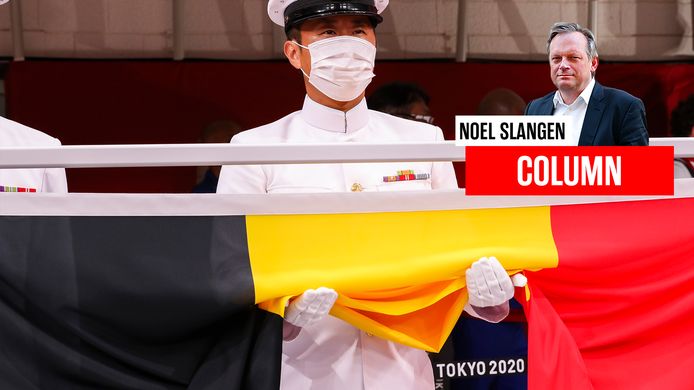 Een official met de Belgische vlag tijdens de Olympische Spelen.