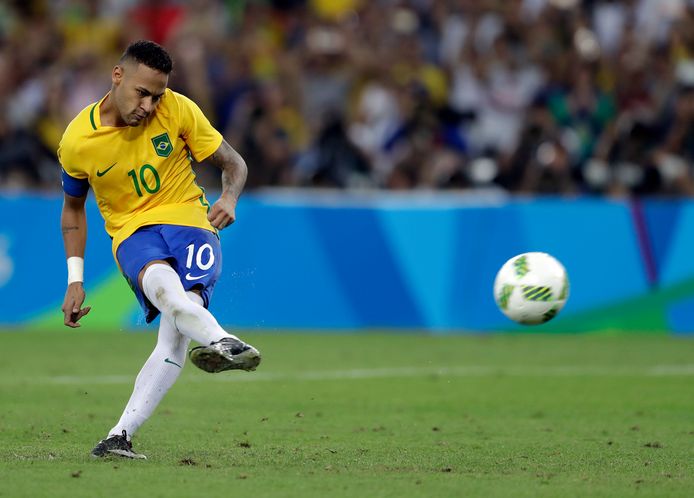 Neymar zet de penalty om die Brazilië in het Maracanã olympisch goud bezorgt in 2016.