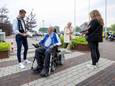 Hoofdredacteur Daan Bonenkamp en chef Enschede Linda Hilberink reiken bezoekers van het ZGT in Almelo de Tubantia met speciale kampioensbijlage aan.