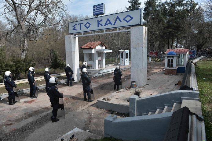 De Griekse politie aan hun kant van de grens.