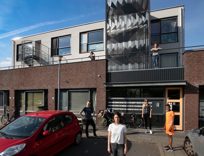 Janneke Vermulst (voorgrond) met medebewoners  die last hebben van de hitte in complex Joep aan het Sint Rochushofje in Eindhoven.