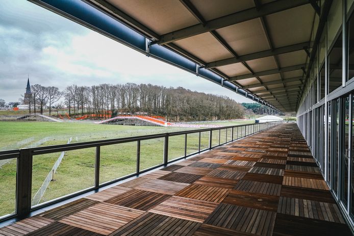 De tweelaagse viptent voor het WK veldrijden in Hoogerheide herbergt zondag 3100 gasten en heeft een terras van 5 bij 160 meter. In verte de dorpskerk (l), de fietsbruggen op het parcours (m) en een van de drie witte publiekstenten (r)