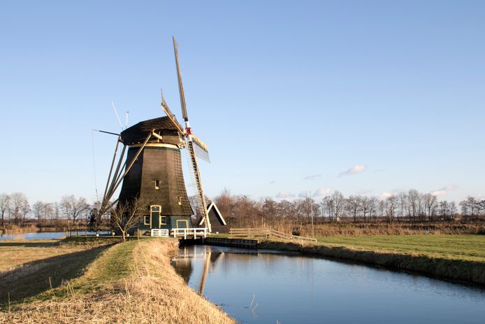 De Loenderveense molen mag voorlopig zijn wieken niet meer laten draaien.