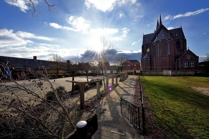Oud Gastel. Het plangebied achter de kerk. Links de leegstaande Bernardusschool met schoolplein en trapveldje. Achterin naast de kerk het oude klooster, inmiddels deels gerestaureerd.