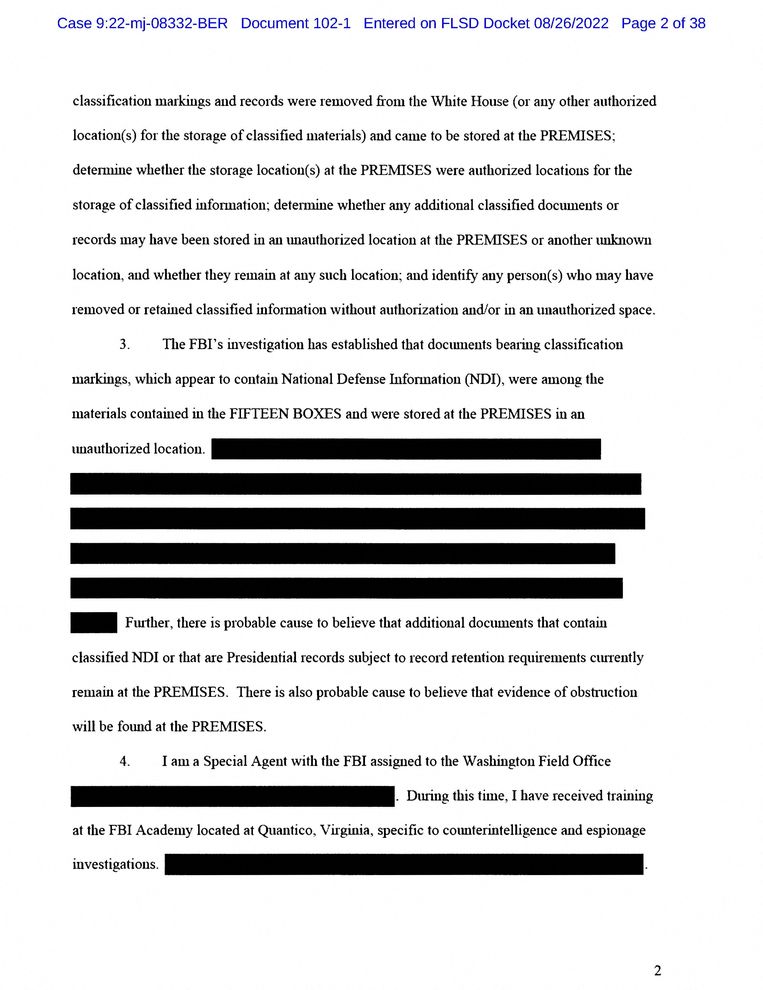 Een van de pagina's van het verzoek om een huiszoeking bij Trump, dat vrijdag werd vrijgegeven. Het document is uitgebreid gecensureerd.  Beeld REUTERS