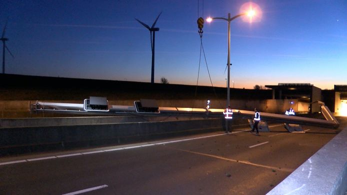 De Sluiskiltunnel was door het ongeval waarbij de matrixinstallatie op het wegdek was gevallen, vele uren afgesloten voor het verkeer.