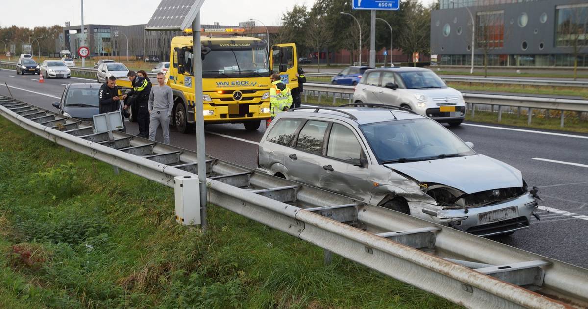 Schade na botsing tussen twee auto’s op de van Heeckerenlaan in Ede.