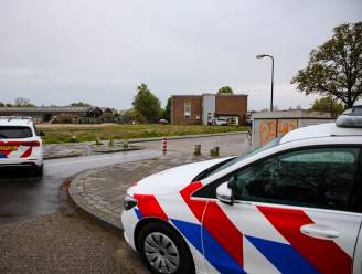 Politieauto’s omsingelen oud bedrijfspand in Apeldoorn: twee jongens krijgen boete