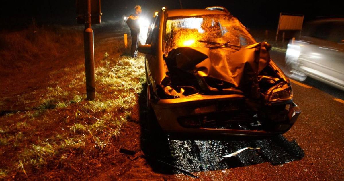 Autobestuurder gewond na aanrijding met vrachtwagen in Barchem.