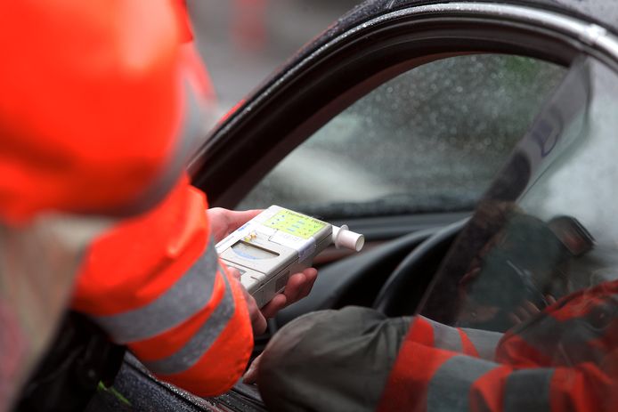 Zuigen bij alcoholtest? rijverbod en 1.000 euro boete | | hln.be