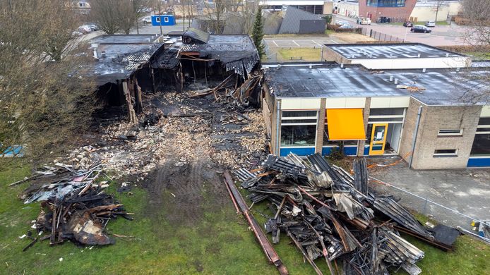 Op de plek van de school die in maart van dit jaar deels door brand werd verwoest komen 32 appartementen.