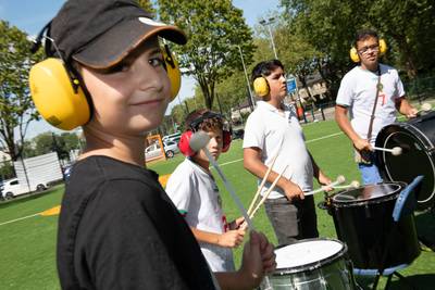 Cultuur op het Cruyff Court: meer dan vijftien kinderen opgetrommeld om te drummen op het voetbalvel