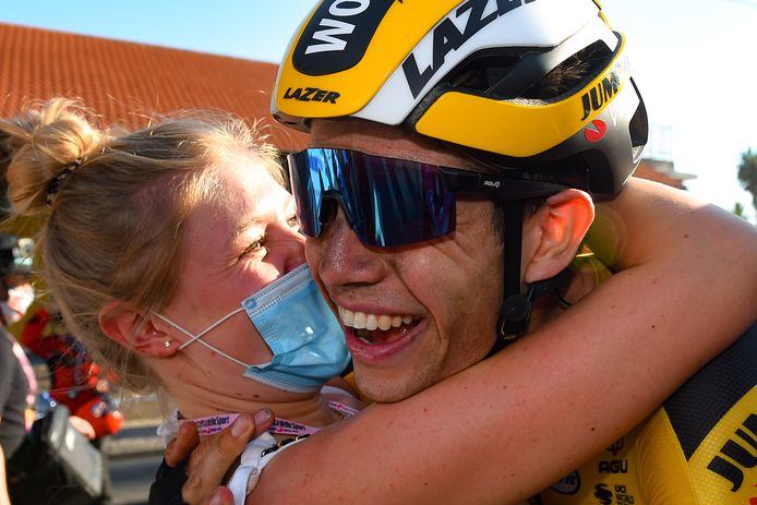 Wout Van Aert en Sarah De Bie vieren de zege van onze landgenoot.