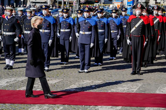 La présidente de la Commission européenne, Ursula von der Leyen, arrive aux funérailles nationales du défunt président du Parlement européen, David Sassoli, à la basilique Santa Maria degli Angeli à Rome, vendredi 14 janvier 2022.