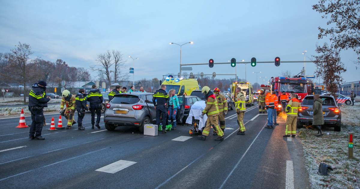 Drie gewonden bij kop-staartbotsing in Apeldoorn.