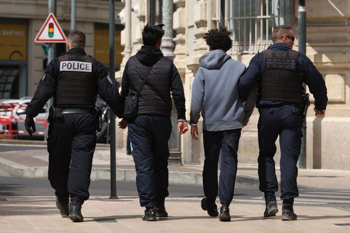 Twee jongeren worden door de politie in Béziers meegenomen naar het bureau.